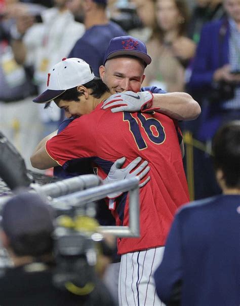 Wbc決勝＜日本・アメリカ＞試合前、トラウト（右）と抱き合う大谷（撮影・光山 貴大） ― スポニチ Sponichi Annex 野球