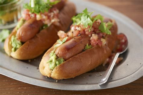 肉汁たっぷりのソーセージにピリリとしたサルサソースがぴったり！ レシピ キャンプ飯 料理 レシピ