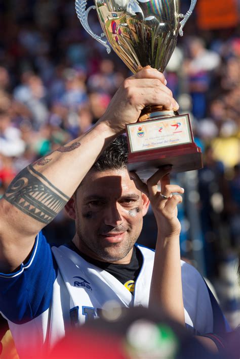 Este es el trofeo que recibió Alex Cabrera por batir la marca de