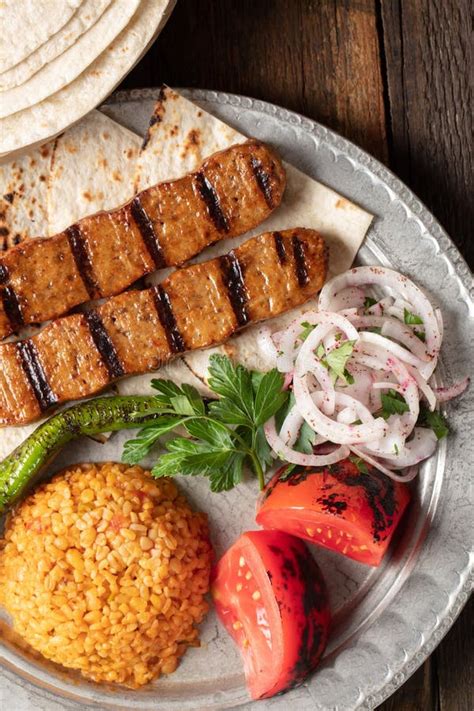 Kebap De Adana Turca Con Pilaf De Arroz Y Verduras Servidas En El Plato