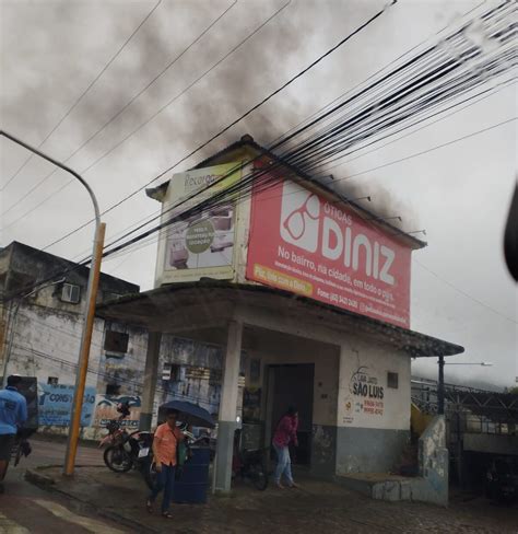 Vídeo Poste pega fogo e faíscas causam princípio de incêndio em