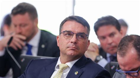 Cervejinha de Lula é choca quente e cara diz Flávio Bolsonaro