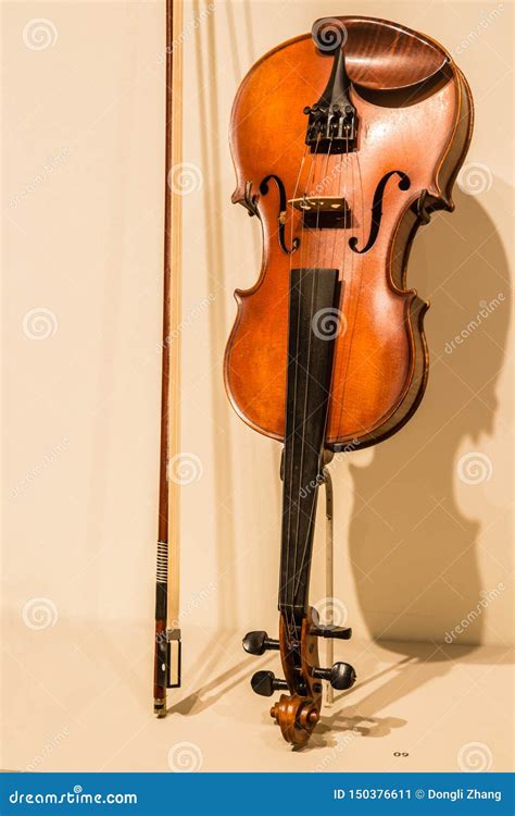 Violino E Curva De Madeira Em Um Fundo Branco Imagem De Stock Imagem