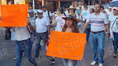 Marchan en Zihuatanejo maestros del SNTE en su segundo día de paro