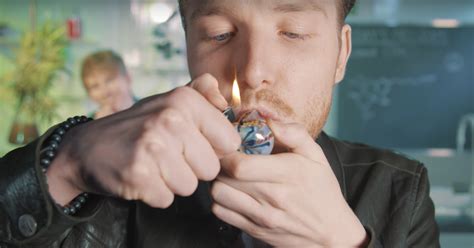 Drugslab Bastiaan Rookt Wiet Spuiten En Slikken BNNVARA