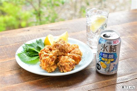 「氷結r無糖 レモン」と、コウケンテツさん考案レシピ「サクふわ！スパイシーとり天」 えん食べ