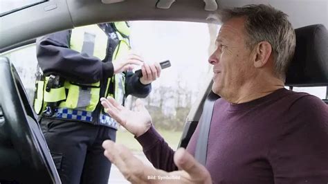 Wann darf man bei Rot über Ampel fahren Verkehr Head Topics