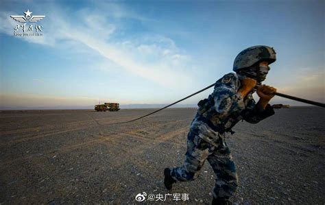 烈日狂沙满征途！空军地空导弹兵千里机动演练