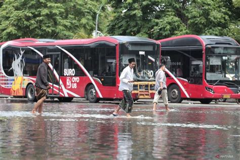 Banjir Kepung Sidoarjo Bpbd Jatim Bantu Dan Evakuasi Warga Terdampak