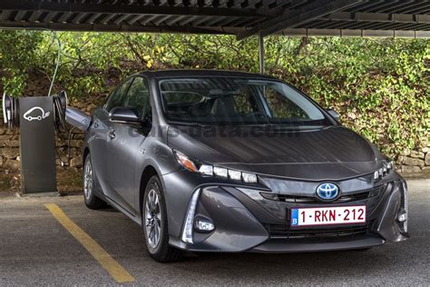 Toyota Prius Plug-in Hybrid 2017 pictures (2 of 38) | cars-data.com