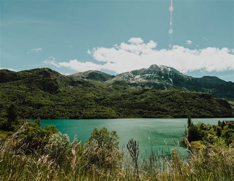 Paisagem De Um Lago Cercado Por Montanhas Foto Gr Tis