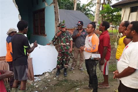 Foto Pasca Gempa Bermagnitudo Di Kabupaten Sarmi Papua Rumah