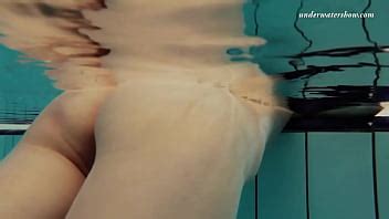 Pura erótica caliente bajo el agua con Markova XVIDEOS