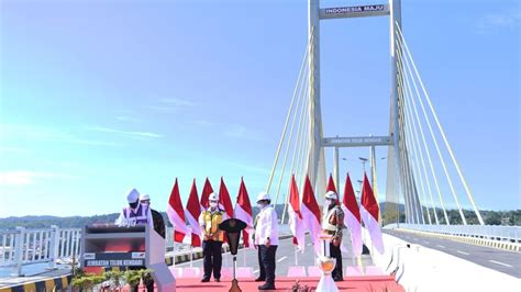 FOTO Presiden Resmikan Jembatan Teluk Kendari