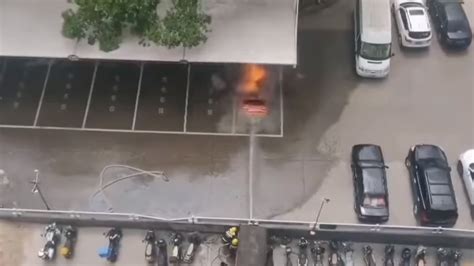 Vídeo Carro elétrico pega fogo enquanto carrega e explode após ação