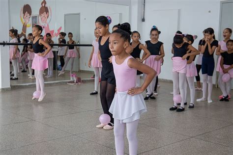 Aulas De Bal Na Pra A Ceu Atendem Crian As E Jovens Gratuitamente