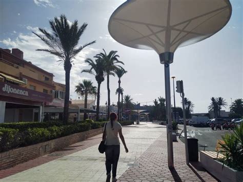 Así vive el verano la renovada Plaza Bohemia de La Manga una obra