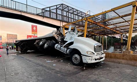 Vuelca tráiler en Circuito Interior y cae sobre malla de la Línea 5 del