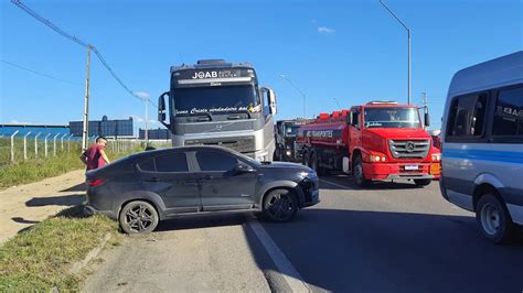 Motorista De Carreta Tenta Mudar De Faixa E Acaba Causando Acidente Na