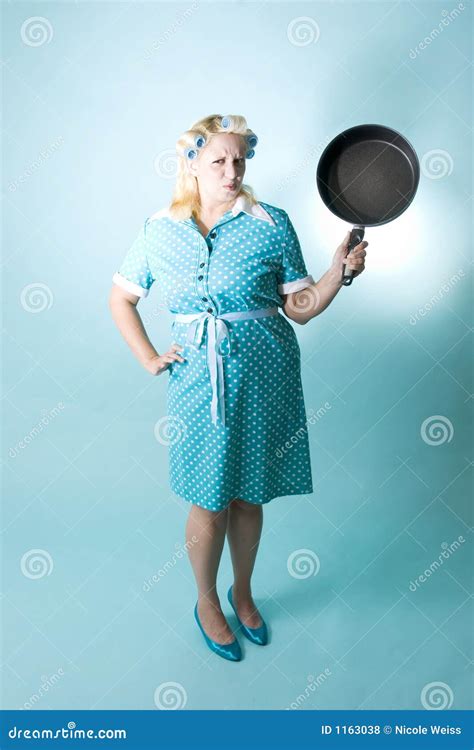 Blonde Vrouw Met Krulspelden In Haar Haar En Pan Stock Foto Image Of Kleding Punten 1163038