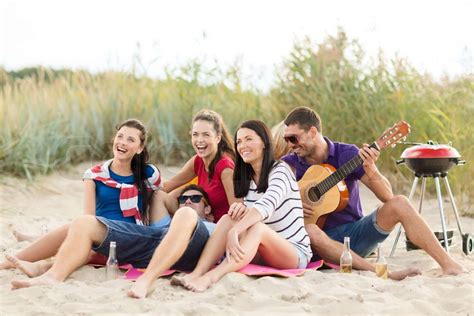 Gruppe Af Venner Have Det Sjovt P Stranden Stock Foto Colourbox