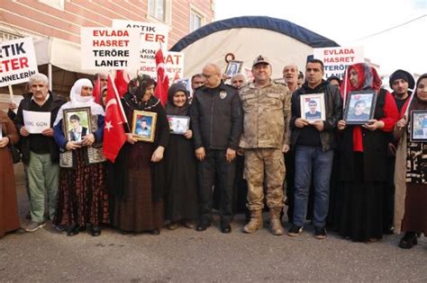 Evlat nöbeti tutan aileleri ziyaret eden Tümgeneral Yıldırım Örgüt