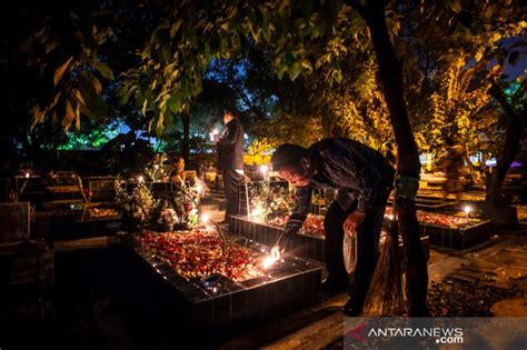 Warga Keturunan Portugis Rayakan Malam Natal Dengan Ziarah Ke Makam