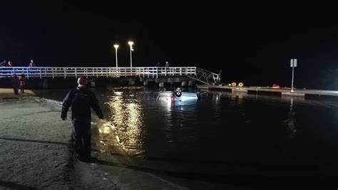 Serock Zjechał z molo do rzeki Narew