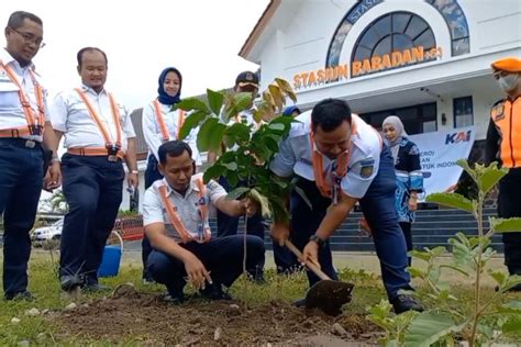 Kai Madiun Tanam Pohon Di Sejumlah Stasiun Yang Gersang Antara News