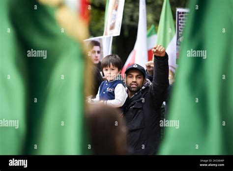 2022 09 24 145315 La Haye Des Activistes Pendant Une Manifestation