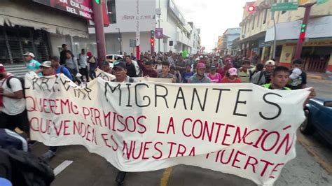 Miles de migrantes se movilizan en México para exigir permisos de