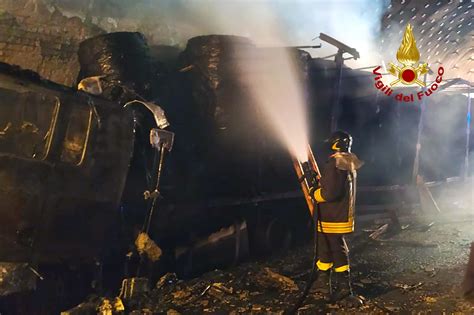 A Incendio Ad Autoarticolato In Galleria Vallesaccarda Chiuso