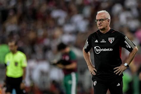 Dorival elogia estreantes e critica arbitragem em derrota do São Paulo