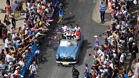 Le grand show des pilotes à la parade des 24 heures Actualité Sarthe fr