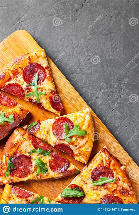 Pizza De Pepperoni Mozzarella Salame Molho De Tomate Pimenta