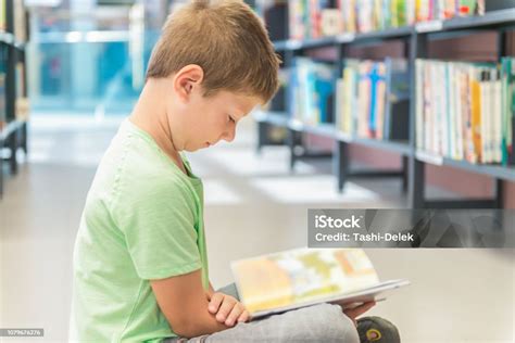 anak sekolah duduk  lantai  perpustakaan foto stok  gambar