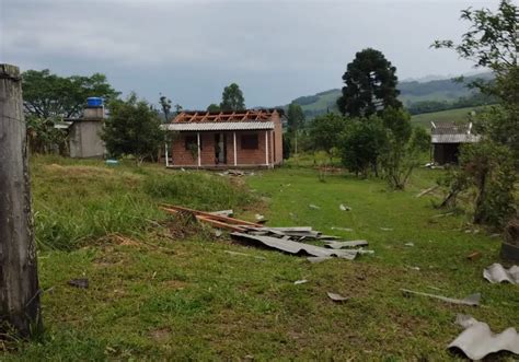 Temporais Causam Destelhamentos No Rio Grande Do Sul Agora Rs