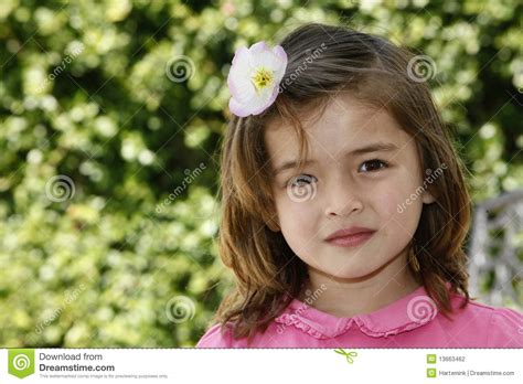 Ritratto Della Ragazza Della Sorgente Con Il Fiore In Capelli