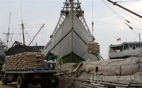 Bongkar Muat Barang Di Pelabuhan Sunda Kelapa Foto