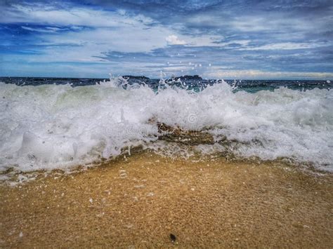 Chapoteo Que Sorprende Del Agua Sobre Una Sola Roca En Una Playa En La