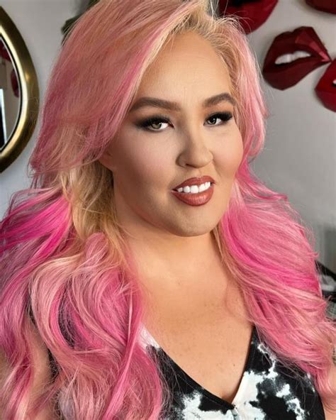 Mama June Shows Off Her Massive Fake Lashes And Hot Pink Hair In New