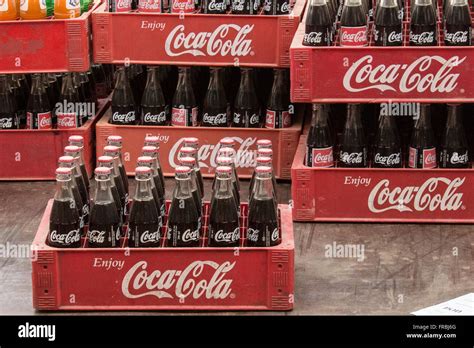 Bottiglie Di Cocacola Immagini E Fotografie Stock Ad Alta Risoluzione