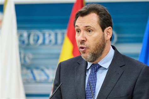 Óscar Puente critica la escenificación exagerada de Carles Puigdemont