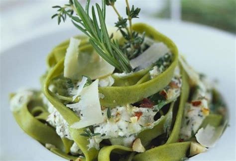 Tagliatelles vertes aux herbes et à la crème fraîche