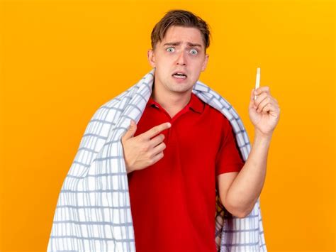 Impressionn Jeune Bel Homme Malade Blonde Envelopp Dans Un Plaid Tenant Et Pointant Sur Un