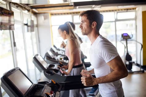 Povos Aptos Bonitos Que Exercitam Junto No Gym Foto De Stock Imagem