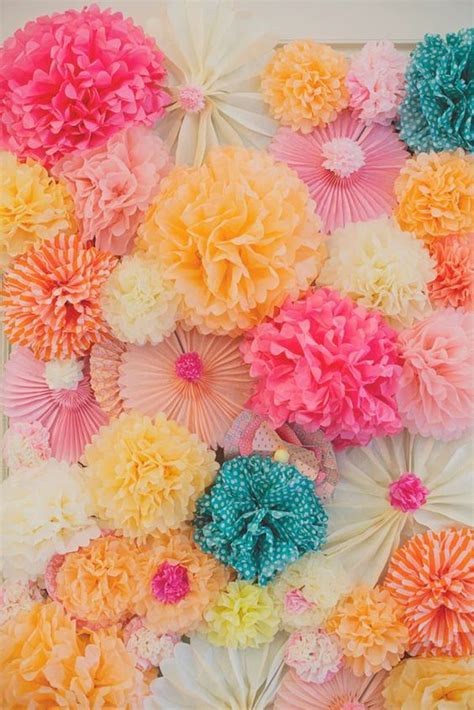 Une Composition De Boules Rosaces Et Pompons En Papier Pour Un