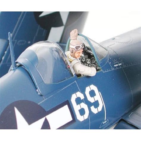 Vought F4U 1D Corsair W Moto Tug TAMIYA 61085 1 48