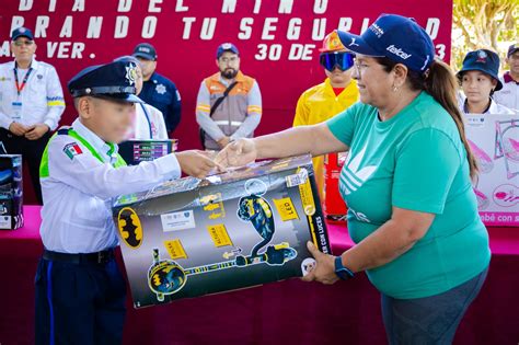 Disfrazados de cuerpos de emergencia niños participan en festival