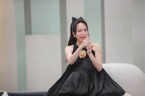 Hot Di U Nhi Ang Mang Thai L N